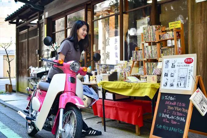 レトロで情緒あふれる街並みを肌で感じる。スーパーカブ110でめぐる