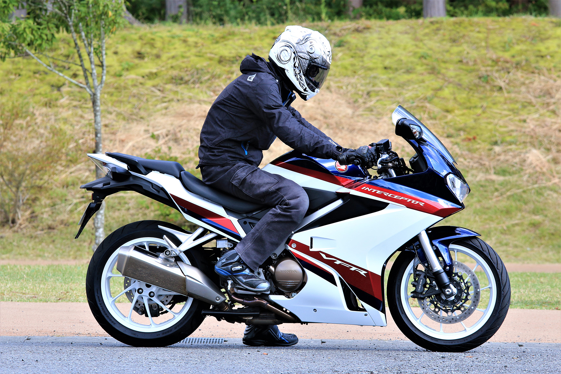 VFR800F  平成28年型　ホンダ　車検;令和7年10月　走行距離32,500キロ　大型二輪　スズキ　ヤマハ　カワサキ ホンダ VFR800F 2020年式 2BL-RC79の諸元・スペック情報 | ウェビック