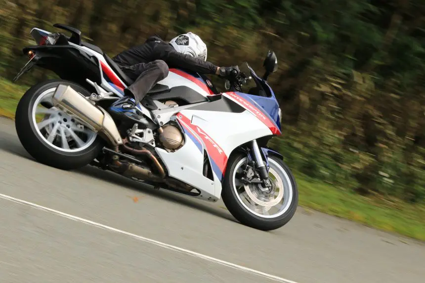 VFR800F  平成28年型　ホンダ　車検;令和7年10月　走行距離32,500キロ　大型二輪　スズキ　ヤマハ　カワサキ ホンダ（HONDA）2015年 VFR800F・カラーチェンジのカタログ情報 | 沖縄