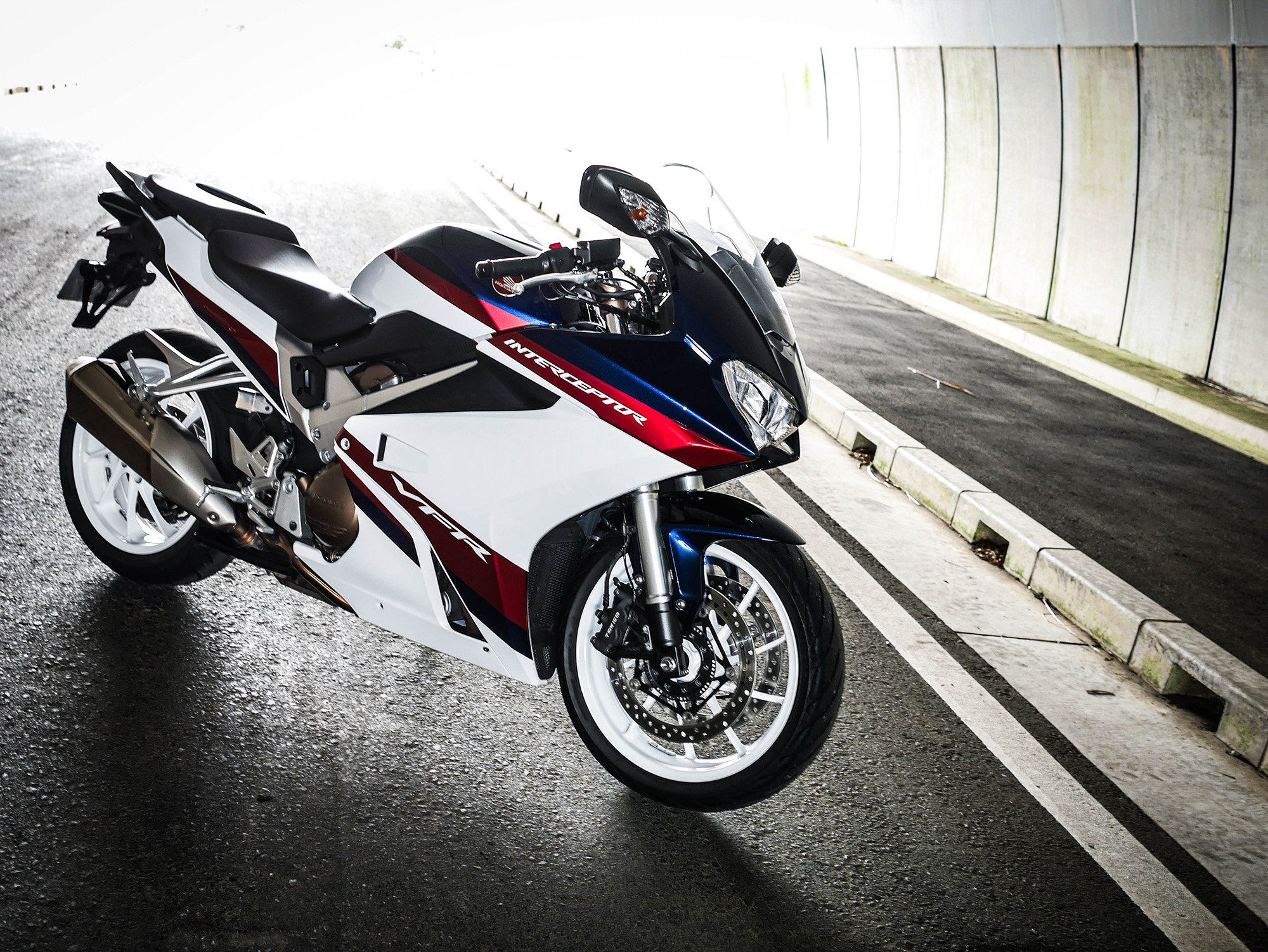 ホンダが好きなら『VFR800F』っていう大型バイクのことを知って