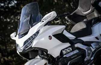 軽二輪スクーター『フォルツァ』がカラー変更と機能を充実させて新登場