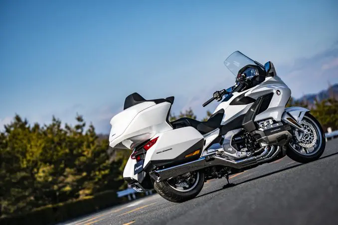 最強ツーリングバイクがタンデム快適性を強化！ 新型『ゴールド