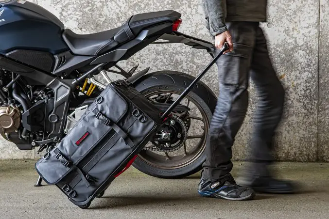 レンタルバイクのツーリングで最強バッグが判明!? 降ろせばキャリー