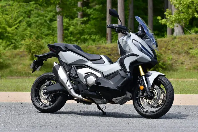 リニューアルされた新型『X-ADV』は何が変わった？ 燃費や足つき性