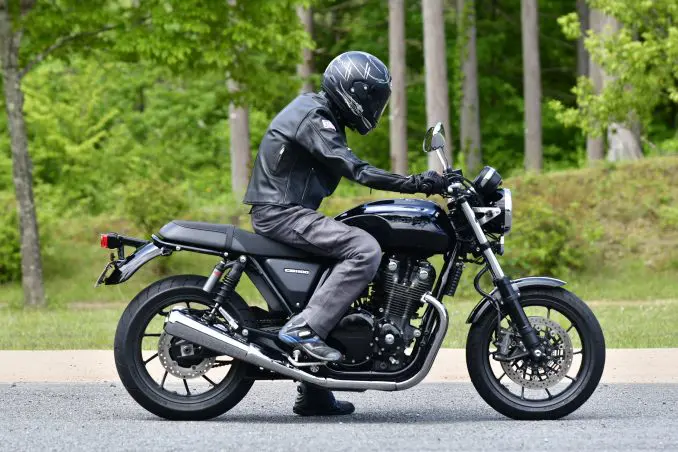 CB1100RSってどんなバイク？ 燃費や足つき性、装備などを解説し