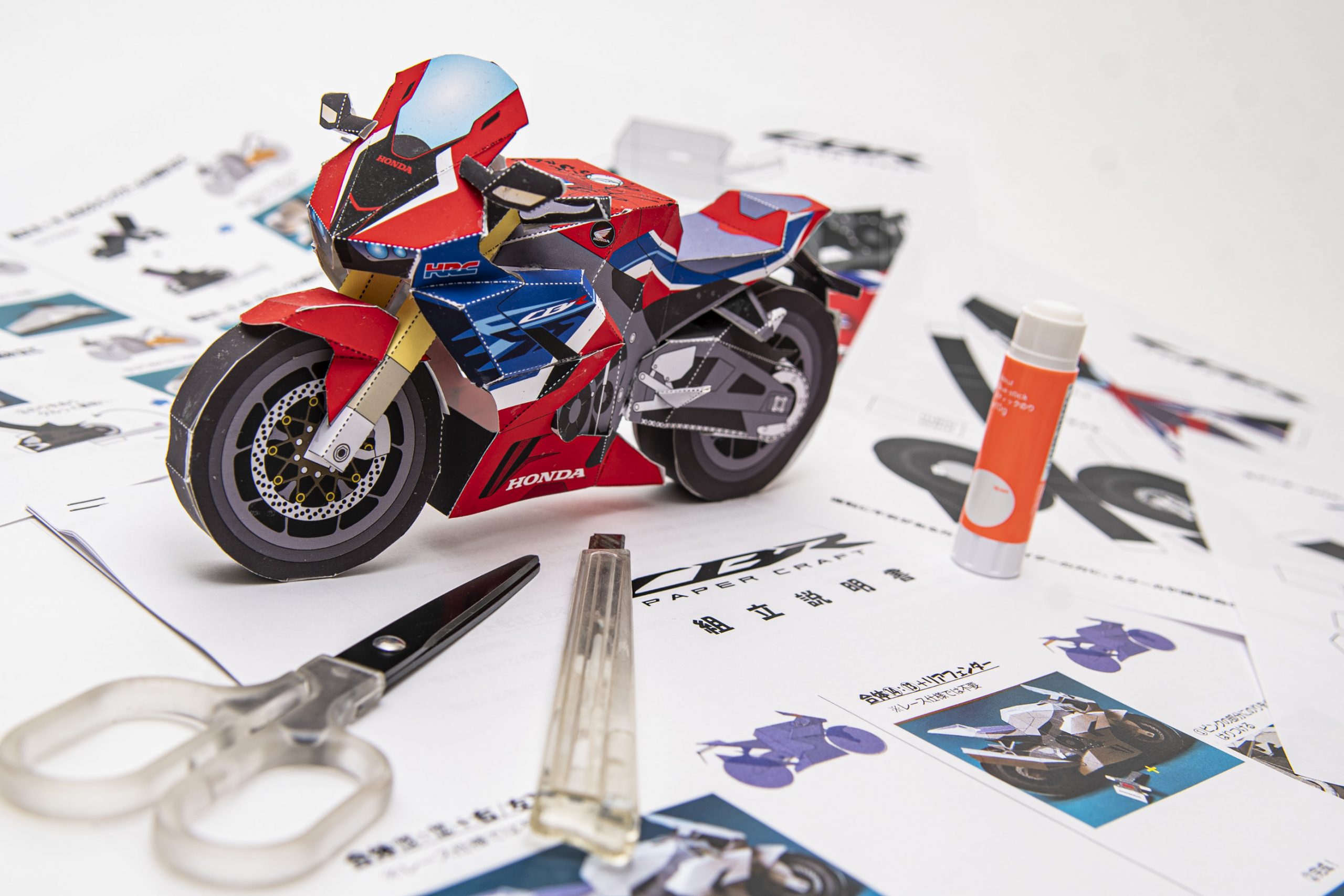 たった4枚の紙が「CBR1000RR-R」に！無料でダウンロードできる