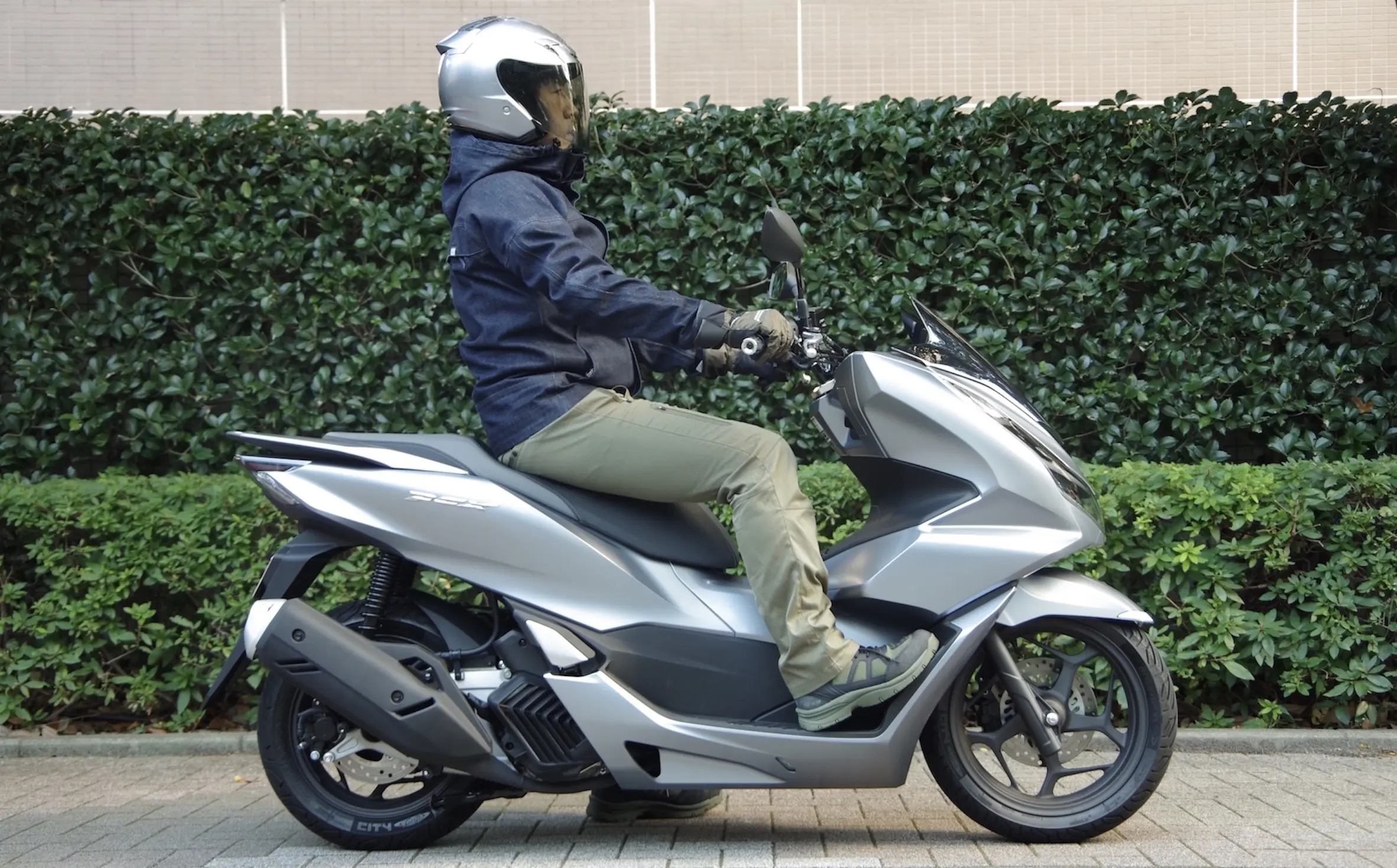 スタイル重視ならコレPCX125前期JF28ステン社外マフラー未使用品ですが... ダークホースのYahoo!オークション(旧ヤフオク!)の相場・価格を見る