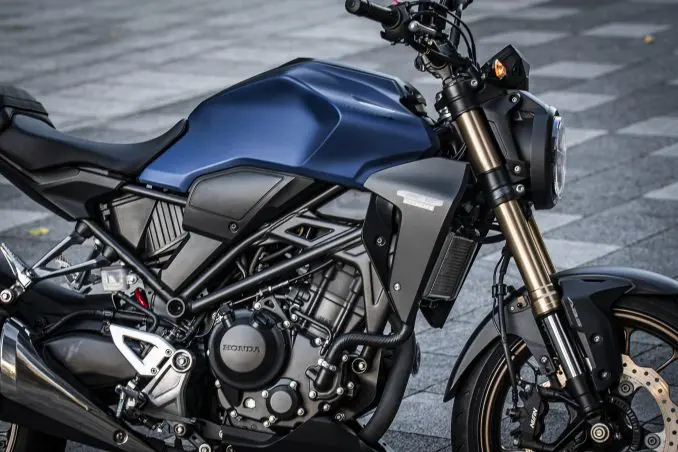 どうせならカッコよくバイクに乗りたくない？ CB250Rなら誰でも即