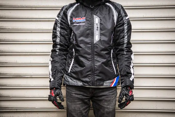 バイクウエアには丈の長いジャケットと短いジャケットがあるけど