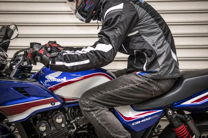 バイクウエアには丈の長いジャケットと短いジャケットがあるけど