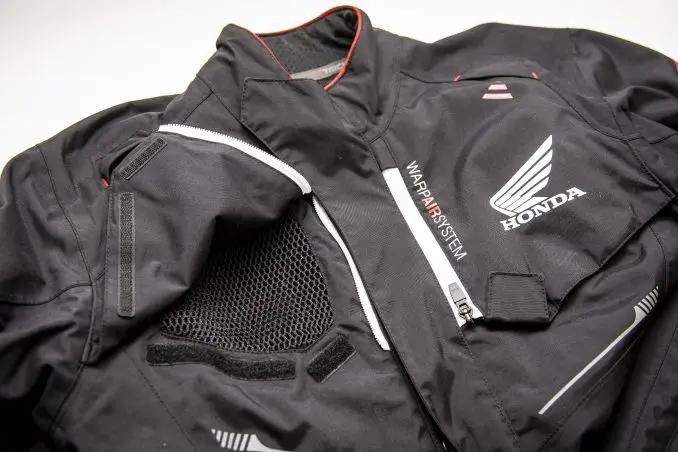 バイク用ウエアって“普通の服”と何が違うの？ライディングに特化された