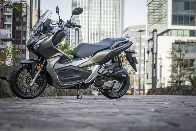 ホンダ ADV150 ブラック/シルバー 150cc ホンダ ADV150・マットガンパウダーブラックメタリック・150cc