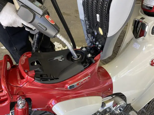 ホンダ　スーパーカブ　燃料タンク　　HONDA　Super　cub 新しくなった『スーパーカブ110』ってどんなバイク？ 燃費や
