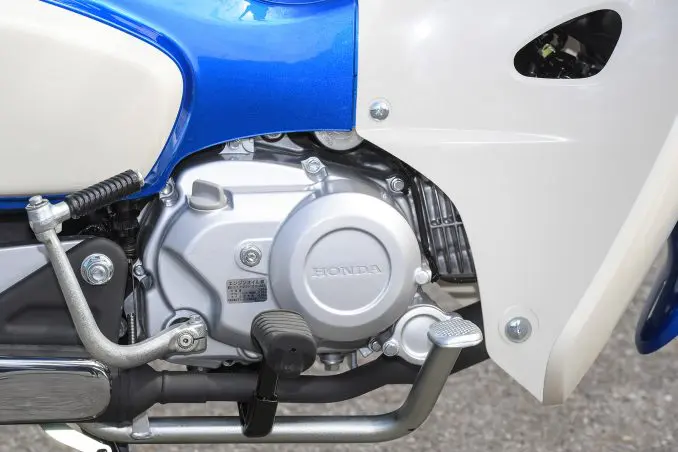 新しくなった『スーパーカブ110』ってどんなバイク？ 燃費や足つき性