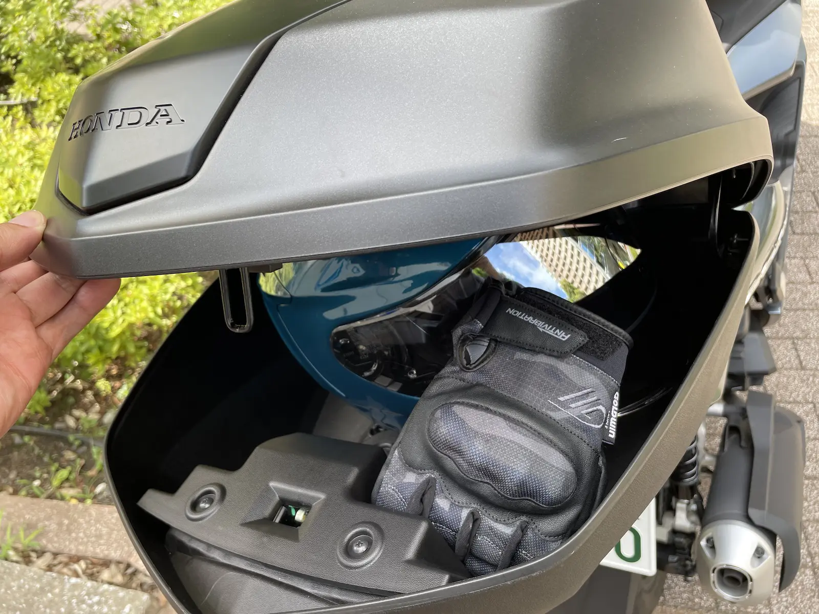 スマートキー対応リアボックスは神パーツ！PCX160との相性チェック