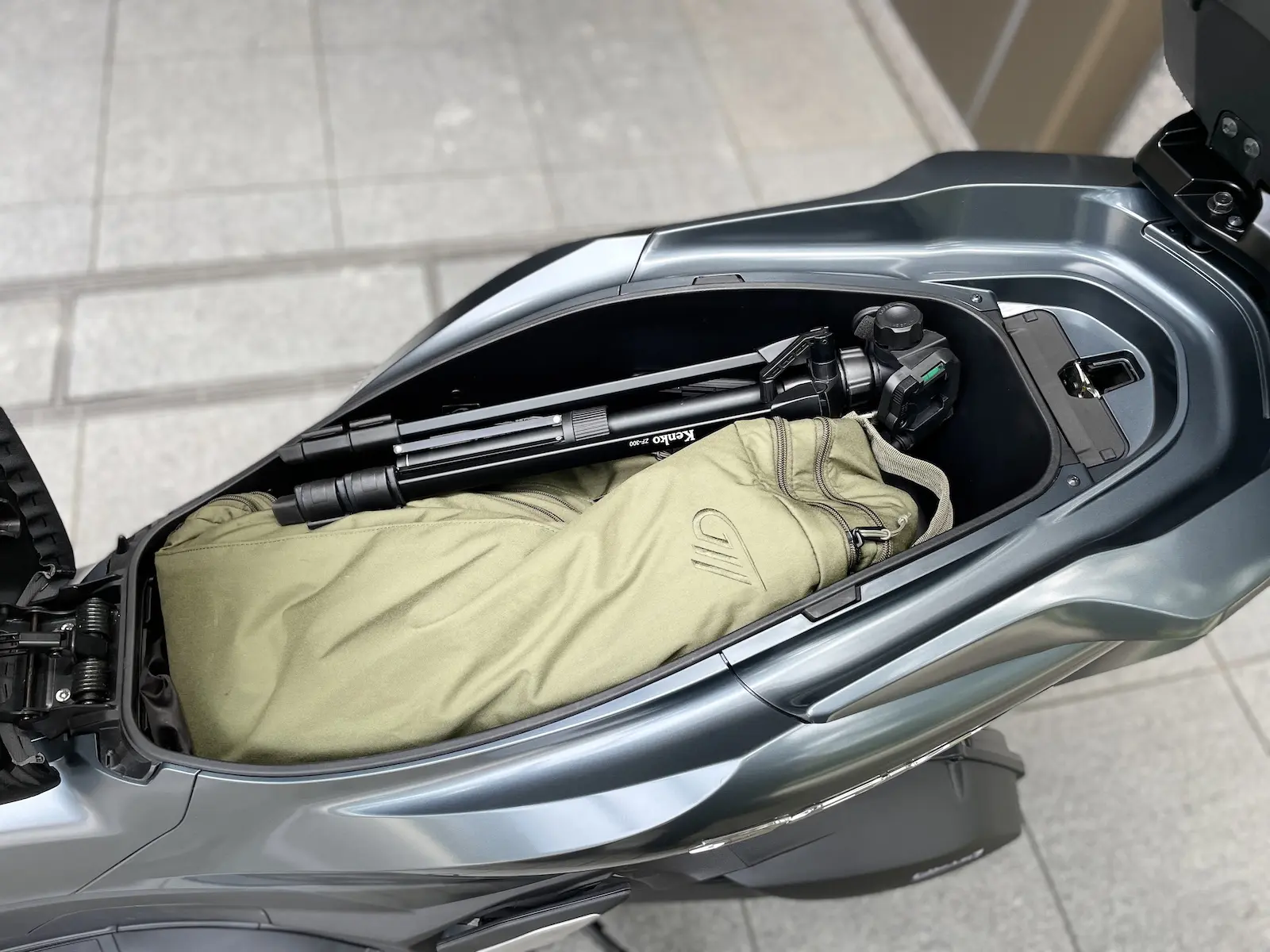 スマートキー対応リアボックスは神パーツ！PCX160との相性チェック