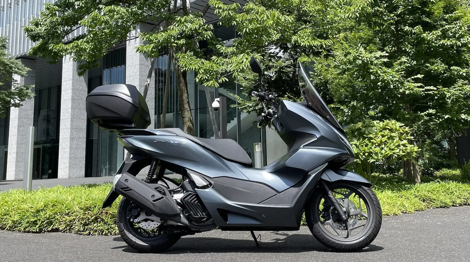 スマートキー対応リアボックスは神パーツ！PCX160との相性チェック
