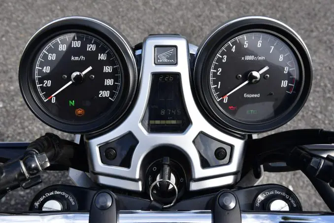 CB1100RSってどんなバイク？ 燃費や足つき性、装備などを解説します