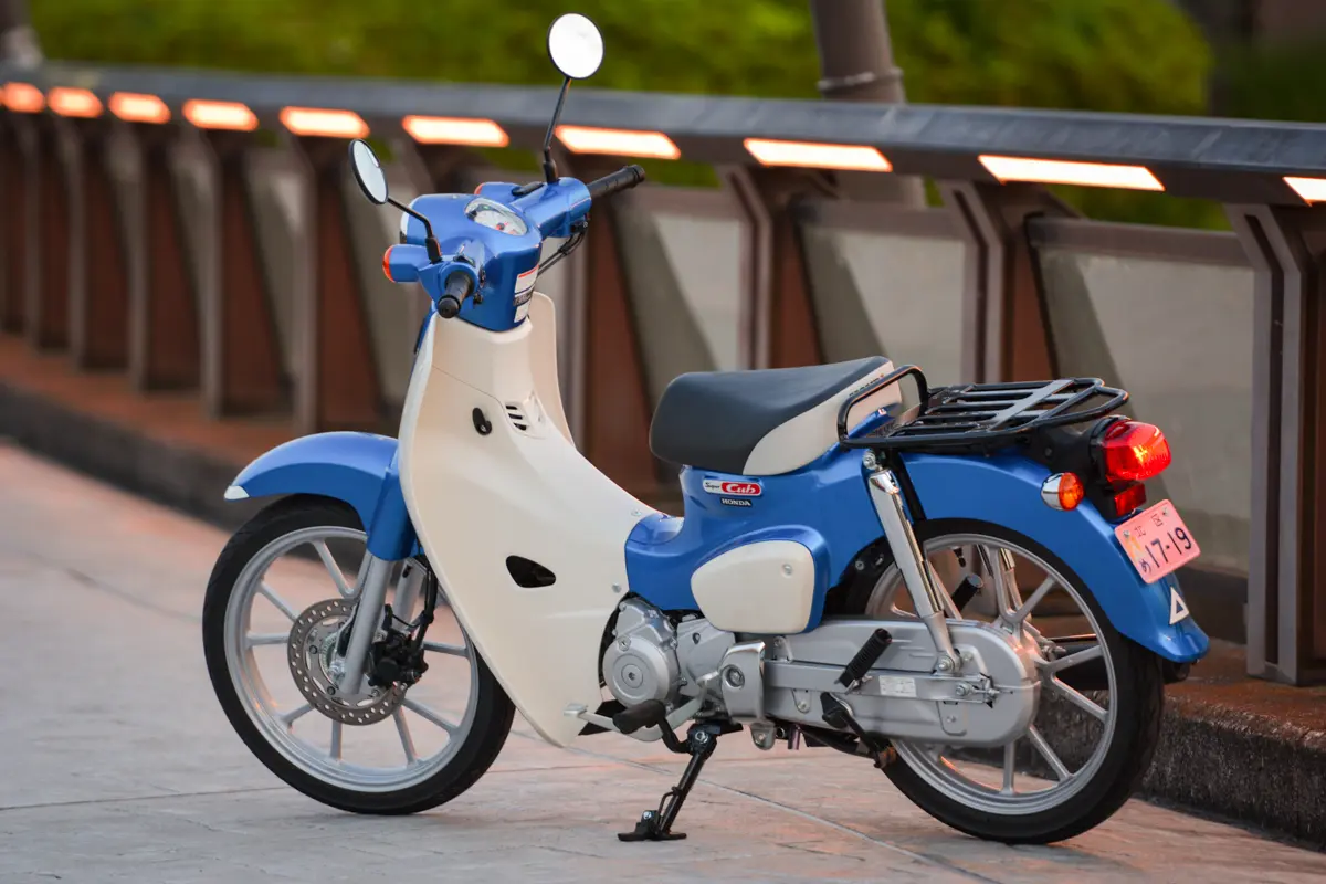 ホンダ　カブ  通勤や買い物に便利なバイクです。 スーパーカブ50/110 | Honda公式サイト