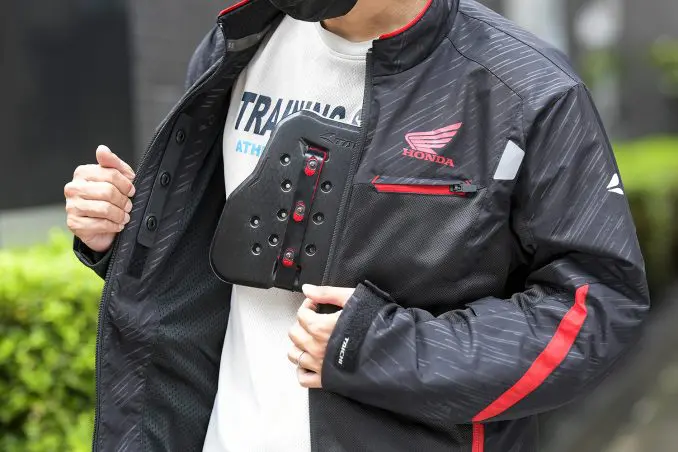 実はバイクの『ボディプロテクター』ってライディングも上手くなる