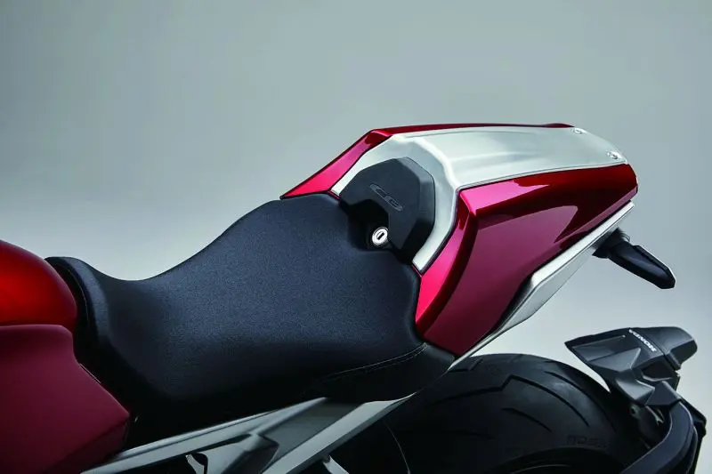 純正ならではの調和感に注目！ CB1000Rの魅力をさらに引き立てる