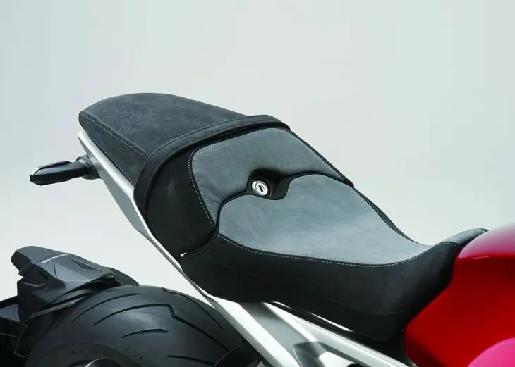 CB1000R 純正シングルシートカウル　マットブラック塗装 ホンダ(純正) シングルシートカウル のパーツレビュー | CB1000R