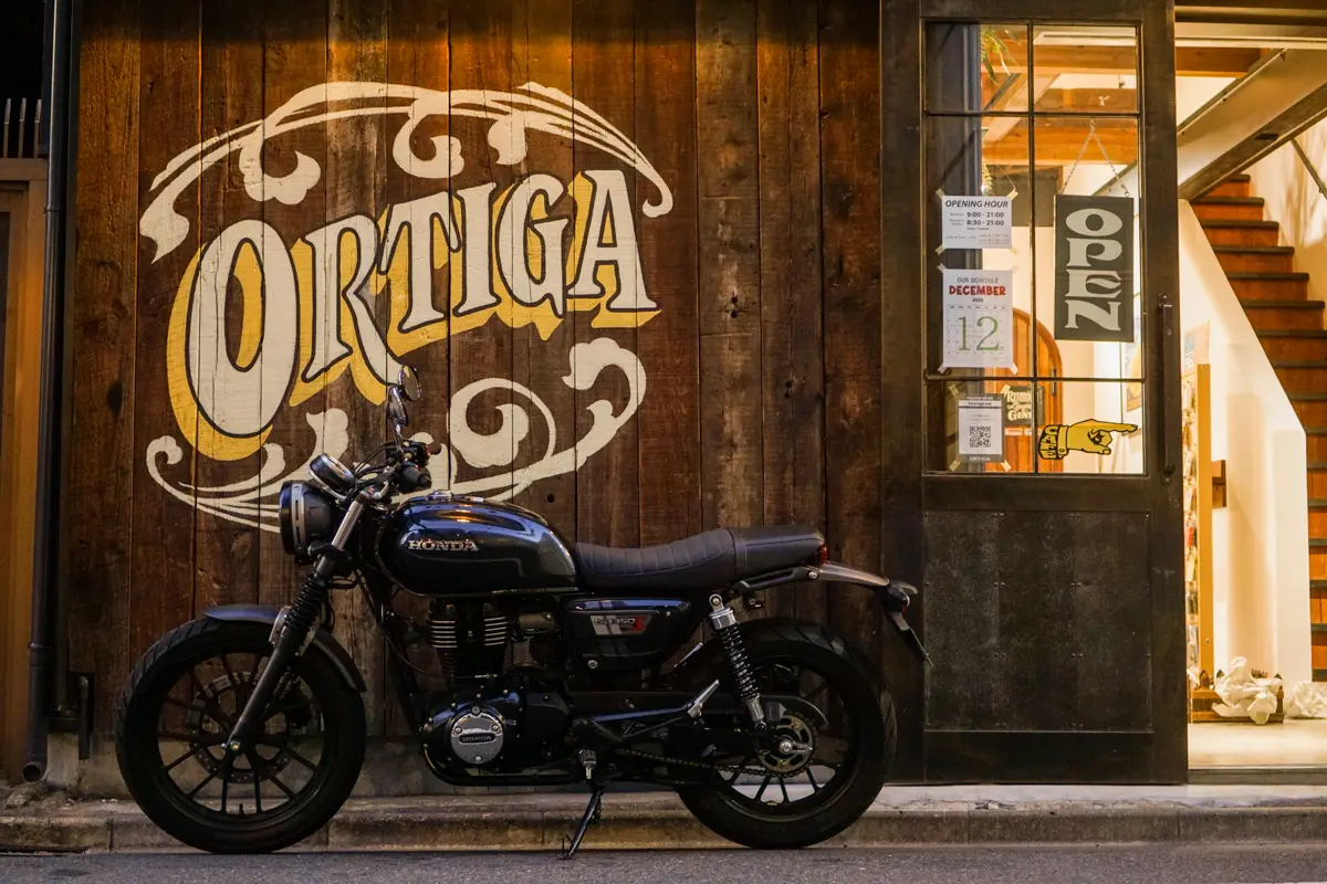 クラッシックカフェ バイクカフェ「ORTIGA」は本格バリスタのコーヒーとバイクガレージが