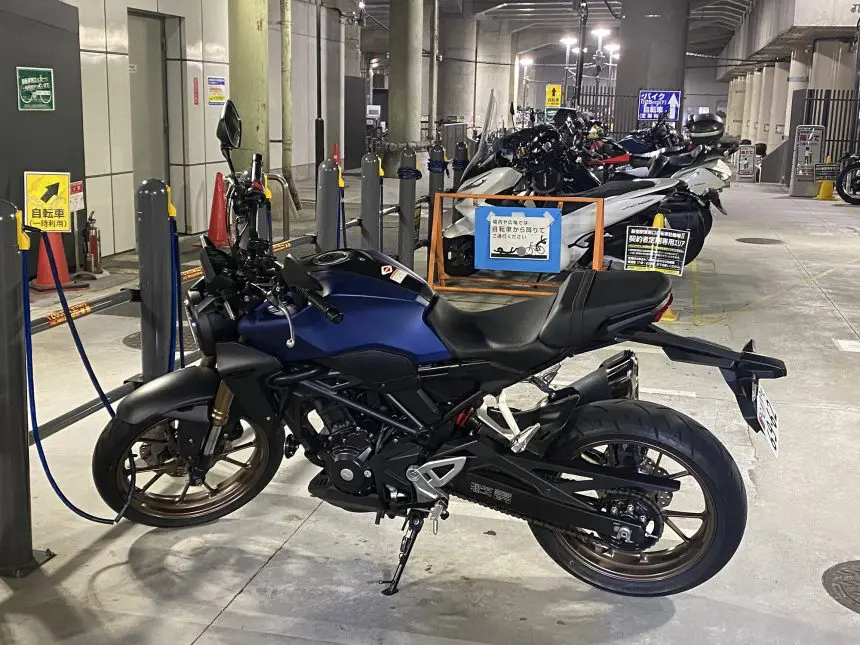 バイクってどこに停めればいいの？出先で困らないための駐車場の