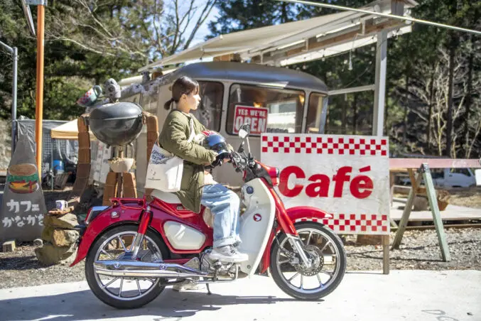女子ライダーが「スーパーカブ C125」で西多摩の自然とグルメを満喫