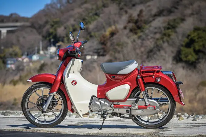 スーパーカブ C125ってどんなバイク？ 燃費や足つき性、装備など