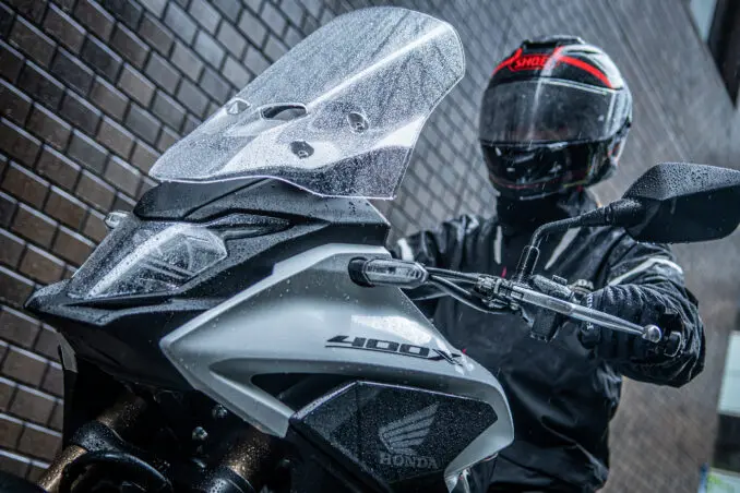 雨の日にバイクで走る時の注意ポイントは？ 初心者のうちは〇〇に気を