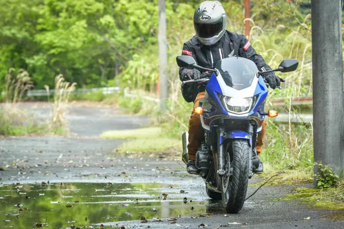 雨の日にバイクで走る時の注意ポイントは？ 初心者のうちは〇〇に気を