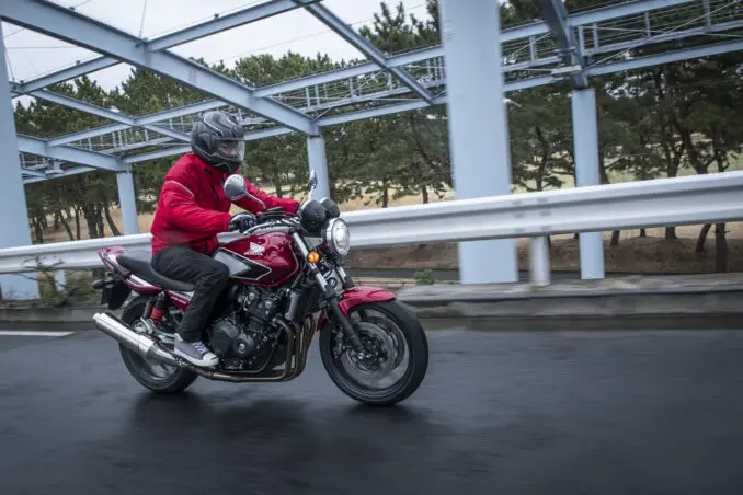 ホンダバイク雨の時運転安い 雨の日にバイクで走る時の注意ポイントは？ 初心者のうちは〇〇に気を