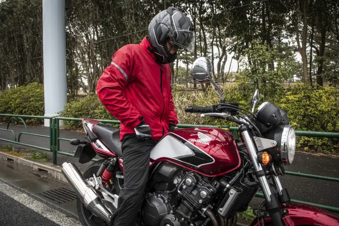 バイク用レインウェアの選び方って？ 「耐水圧」だけじゃなく『透湿性