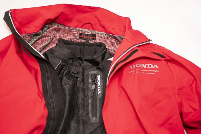 バイク用レインウェアの選び方って？ 「耐水圧」だけじゃなく『透湿性