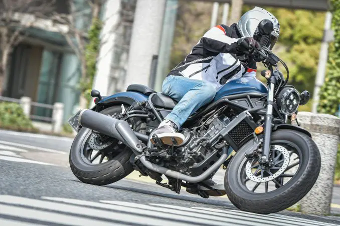 バイクに乗るとき「普通のジーンズ」じゃダメなの？ 動きやすさが格段