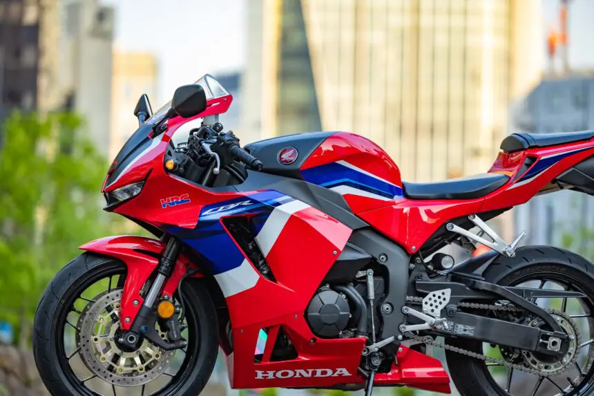 600ccスーパースポーツ『CBR600RR』はバイク通勤・通学やツーリングも