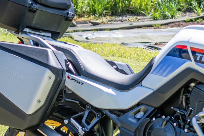 新型トランザルプ750（XL750 TRANSALP）のツーリング快適性と冒険性能 