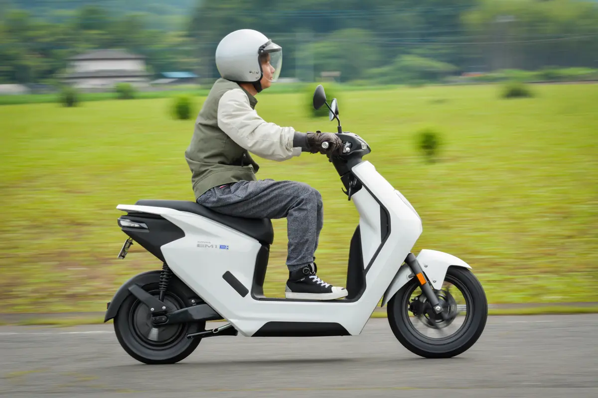 EM1 e:は実際に街で走ってみるとどう？乗ってわかったエンジン車と違う