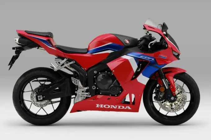 600ccスーパースポーツ『CBR600RR』はバイク通勤・通学やツーリングも