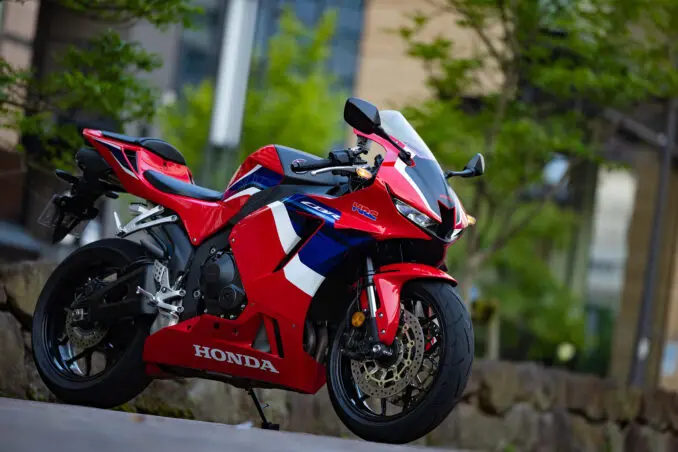 600ccスーパースポーツ『CBR600RR』はバイク通勤・通学やツーリングも