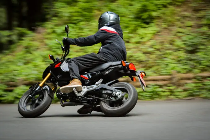 親しみやすさNo.1 MTモデル！GROM(グロム)は原付二種の魅力を存分に