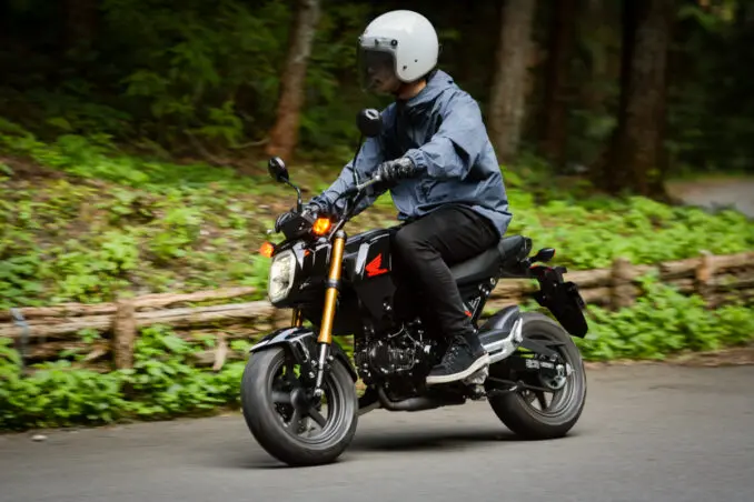 親しみやすさNo.1 MTモデル！GROM(グロム)は原付二種の魅力を存分に 