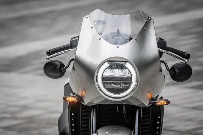前傾姿勢の『ホーク11』はツーリングには向かないバイクなのか