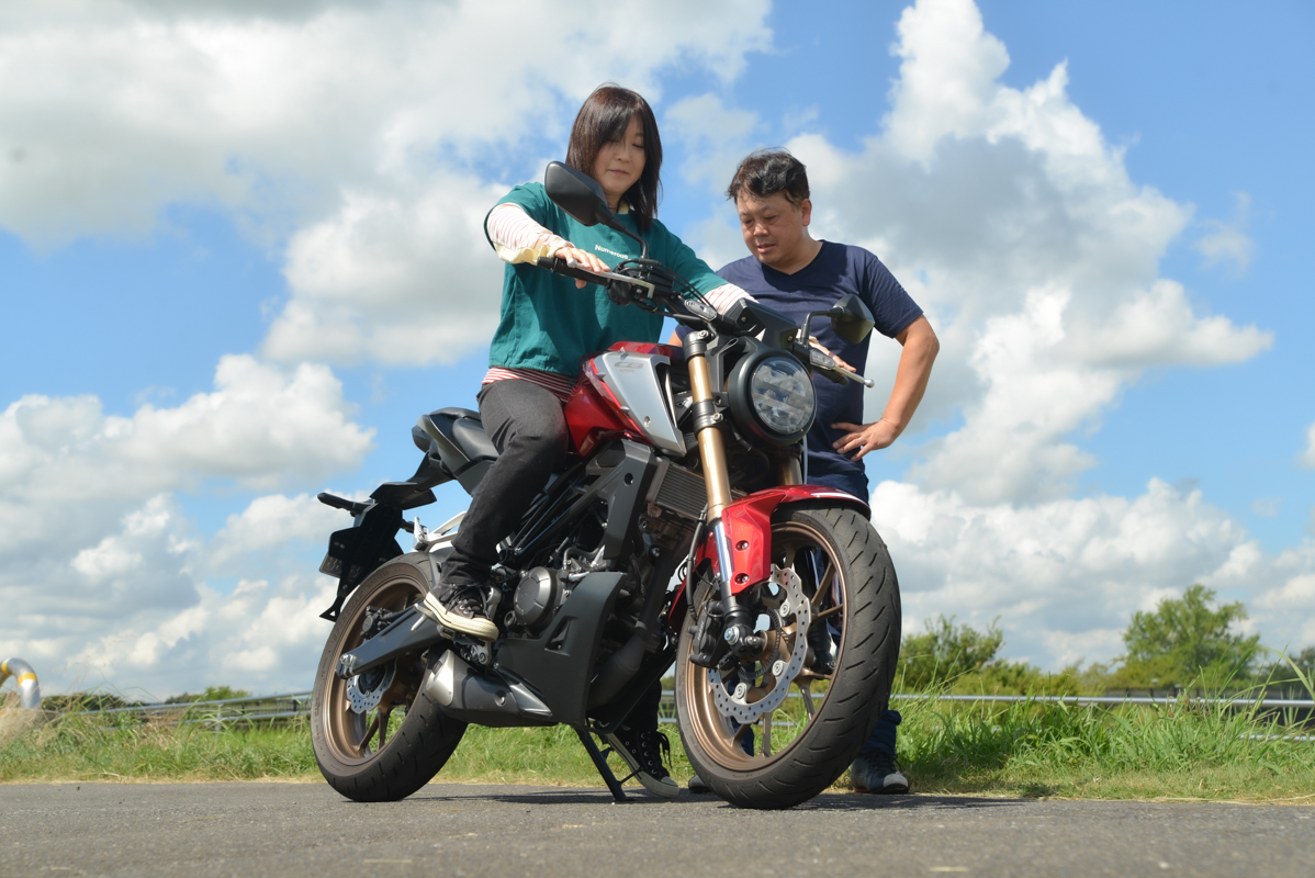 女性リターンライダーにはCB125Rのレンタルバイクがベストマッチだった