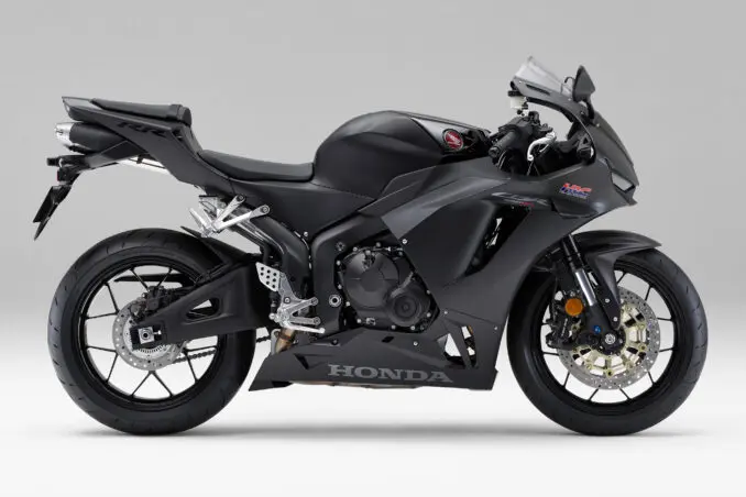 24CBR600RR_black_2-678x452.jpg