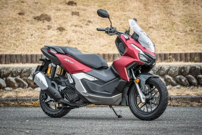 ADV160ってどんなバイク？ 燃費や足つき性、おすすめポイントや装備を