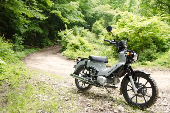 クロスカブ110』なら林道も楽しめちゃう？ 新潟に入る前にフラット