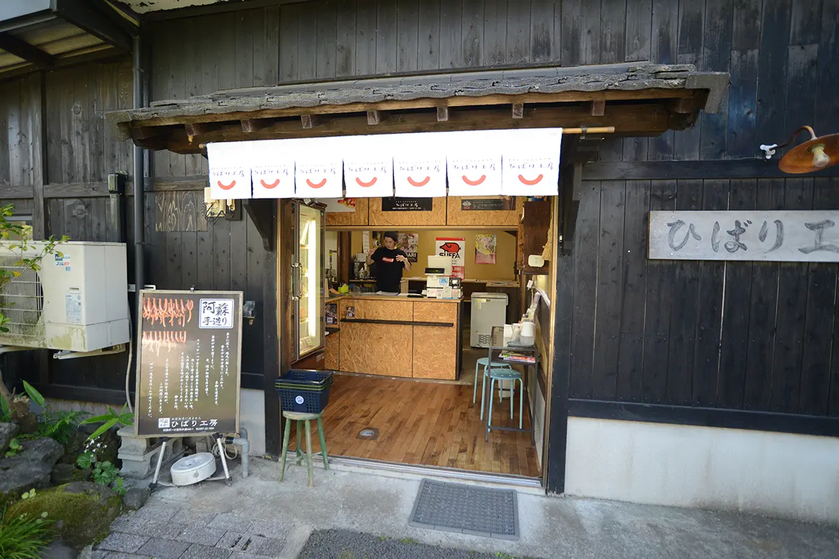 絶品ホットドッグとガッツリ肉料理でライダーを満足させる、阿蘇の