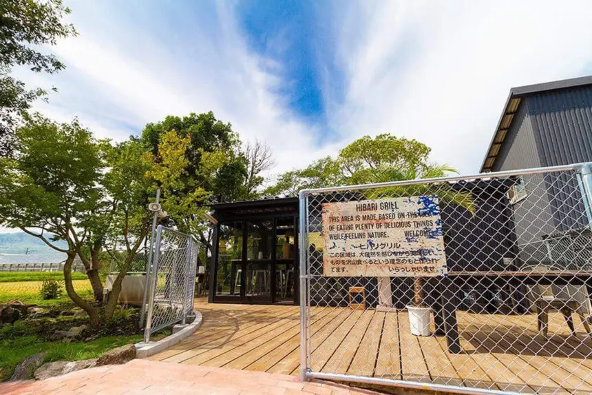 絶品ホットドッグとガッツリ肉料理でライダーを満足させる、阿蘇の